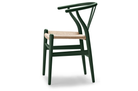 Zijaanzicht van CH24 Wishbone stoel in Soft Green