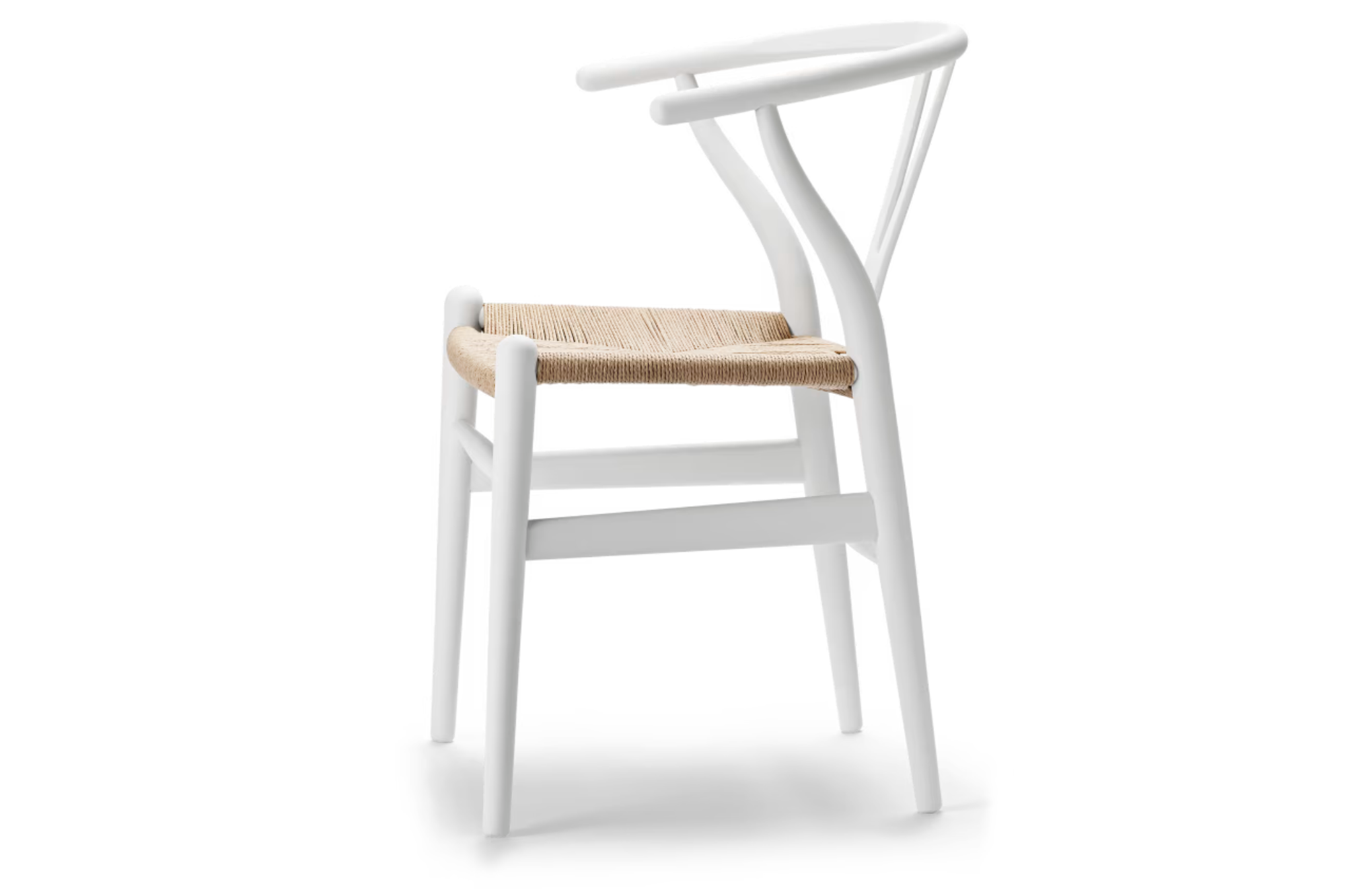 Zijaanzicht van CH24 Wishbone stoel in Soft Natural White