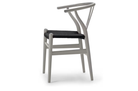Zijaanzicht van CH24 Wishbone stoel in Soft Silver Gray