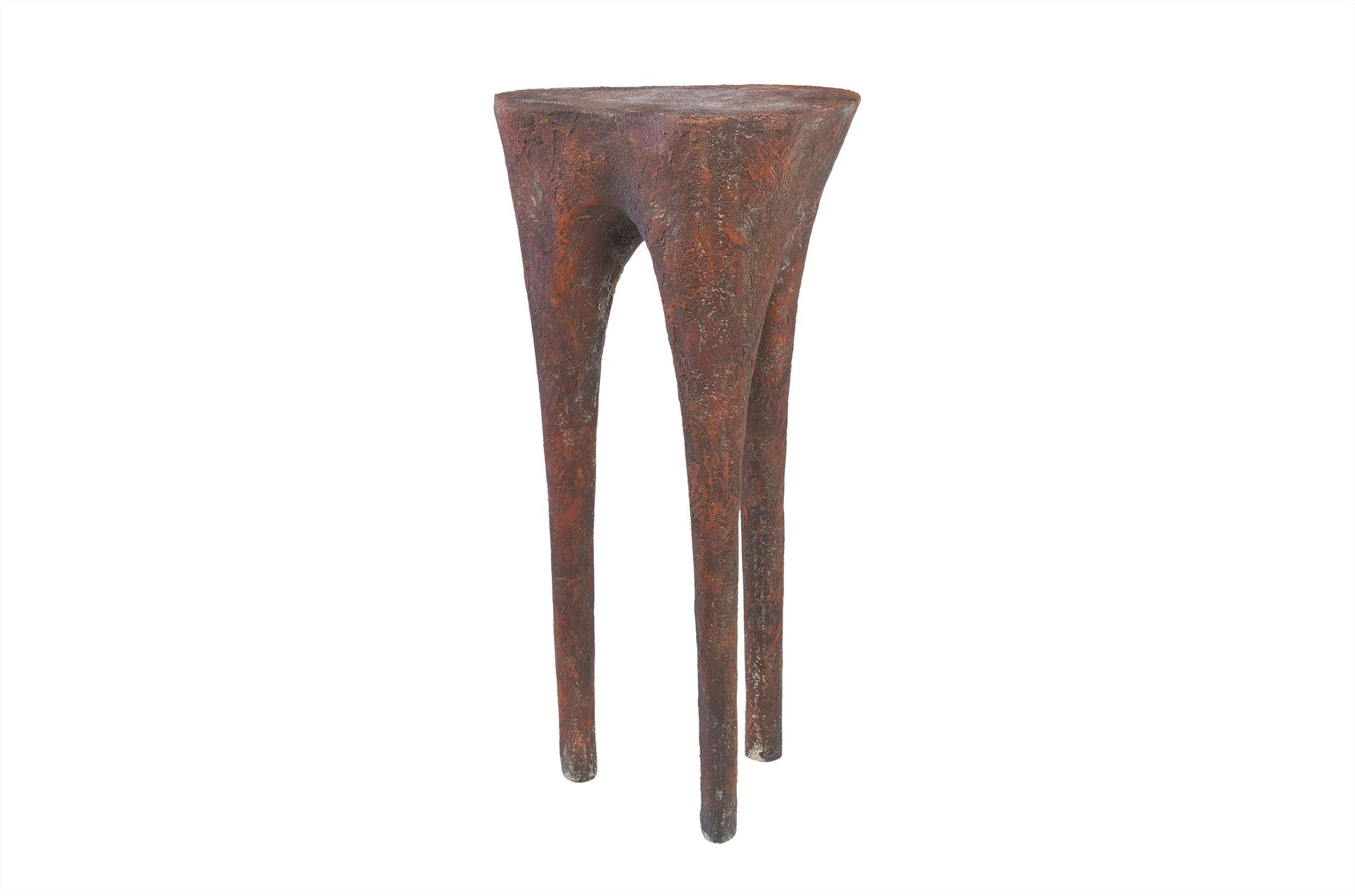 Sculpturale hoge bijzettafel van GRP in verouderde koperafwerking.