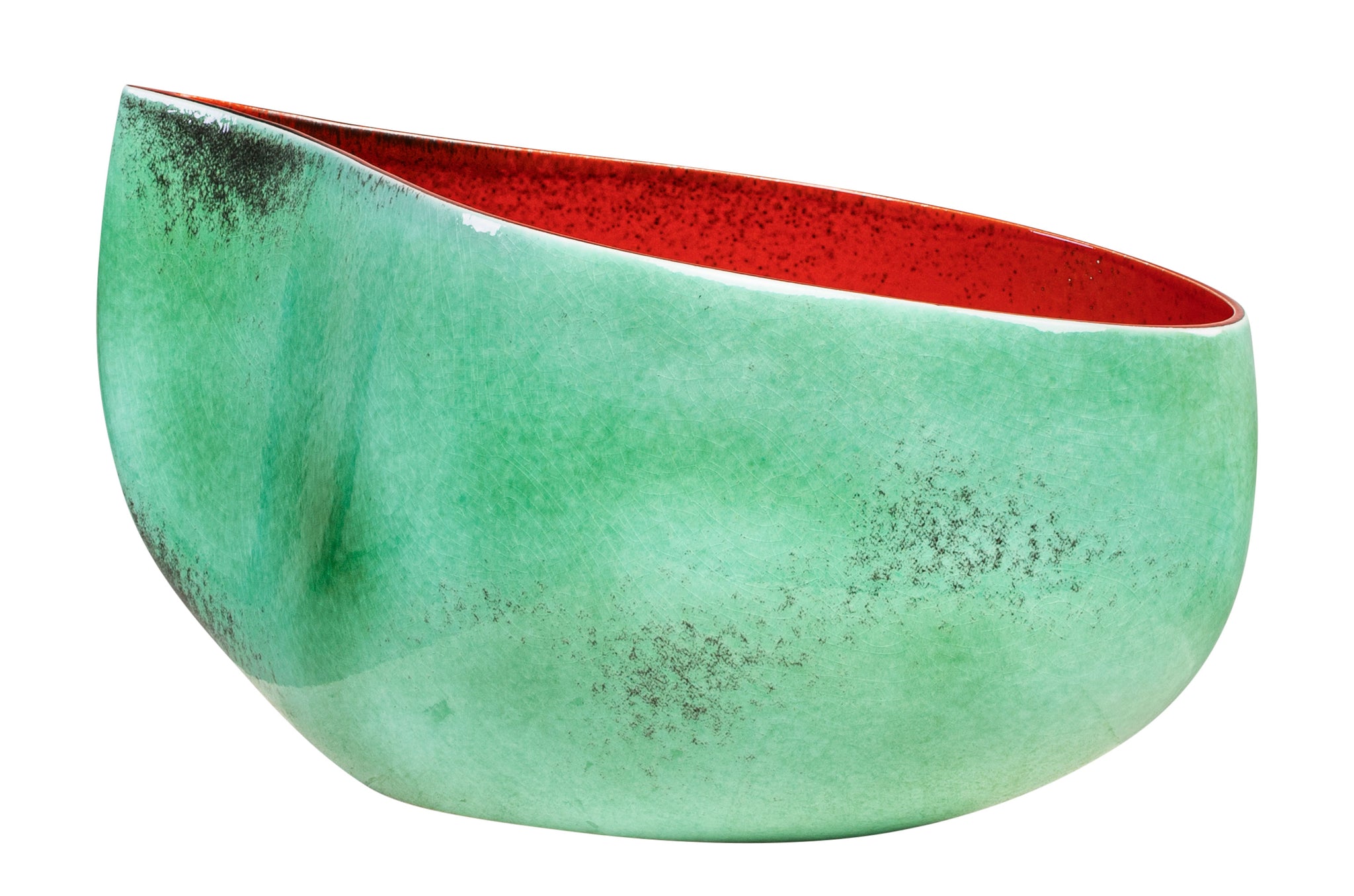 Decoratieve schaal in groen met zwartaccenten en felrode binnenkant.