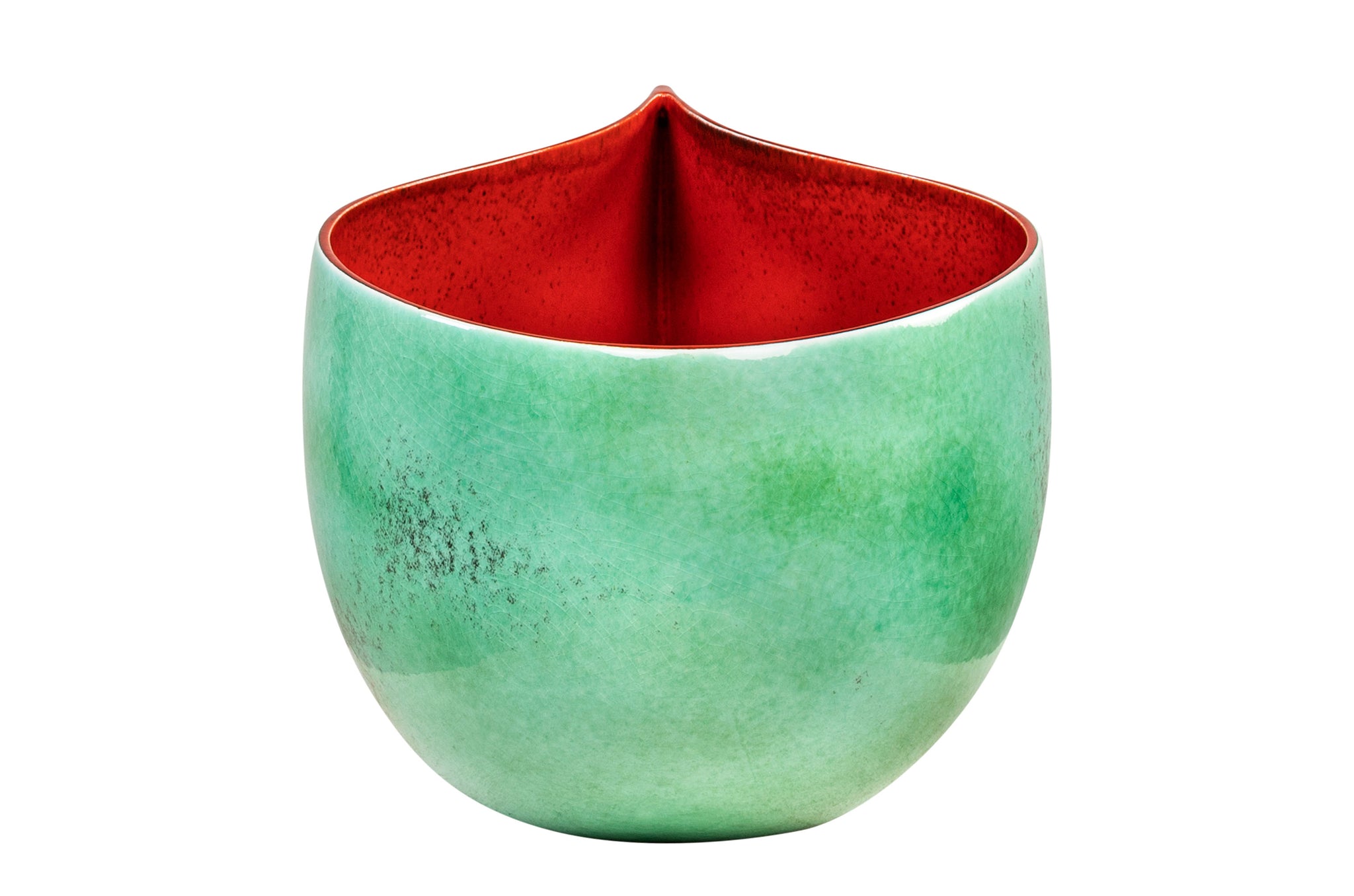 Unieke handgemaakte schaal met groene buitenzijde en rood interieur.