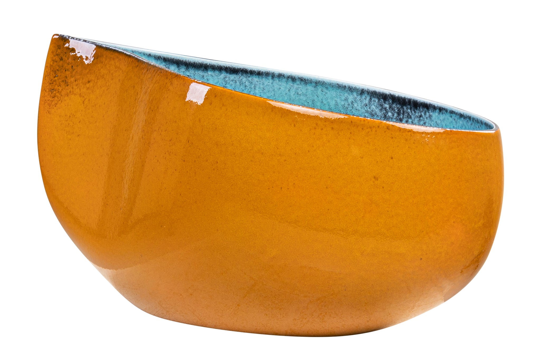 Handgemaakte aardewerk schaal in amber met blauwe binnenkant.