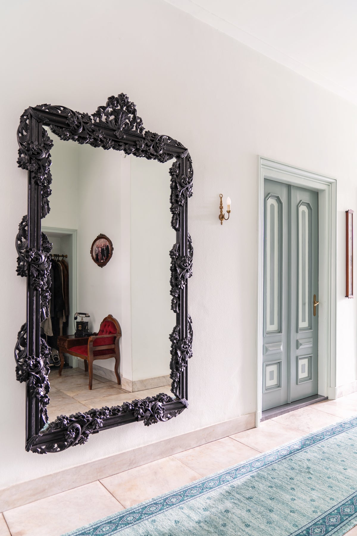Grote zwarte spiegel van Van Leersum Interiors in het interieur van een klant