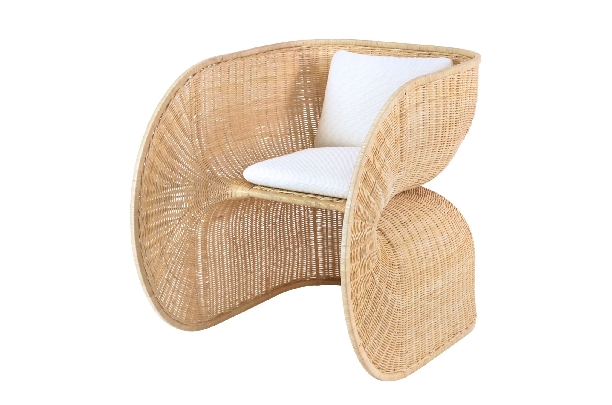 Eetkamerstoel Fole van rotan met sculpturale vorm en wit zitkussen