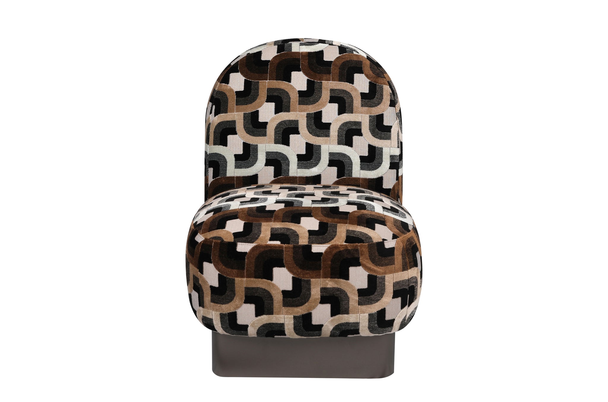 Design fauteuil met afgeronde vormen en bruin-zwarte jacquard bekleding