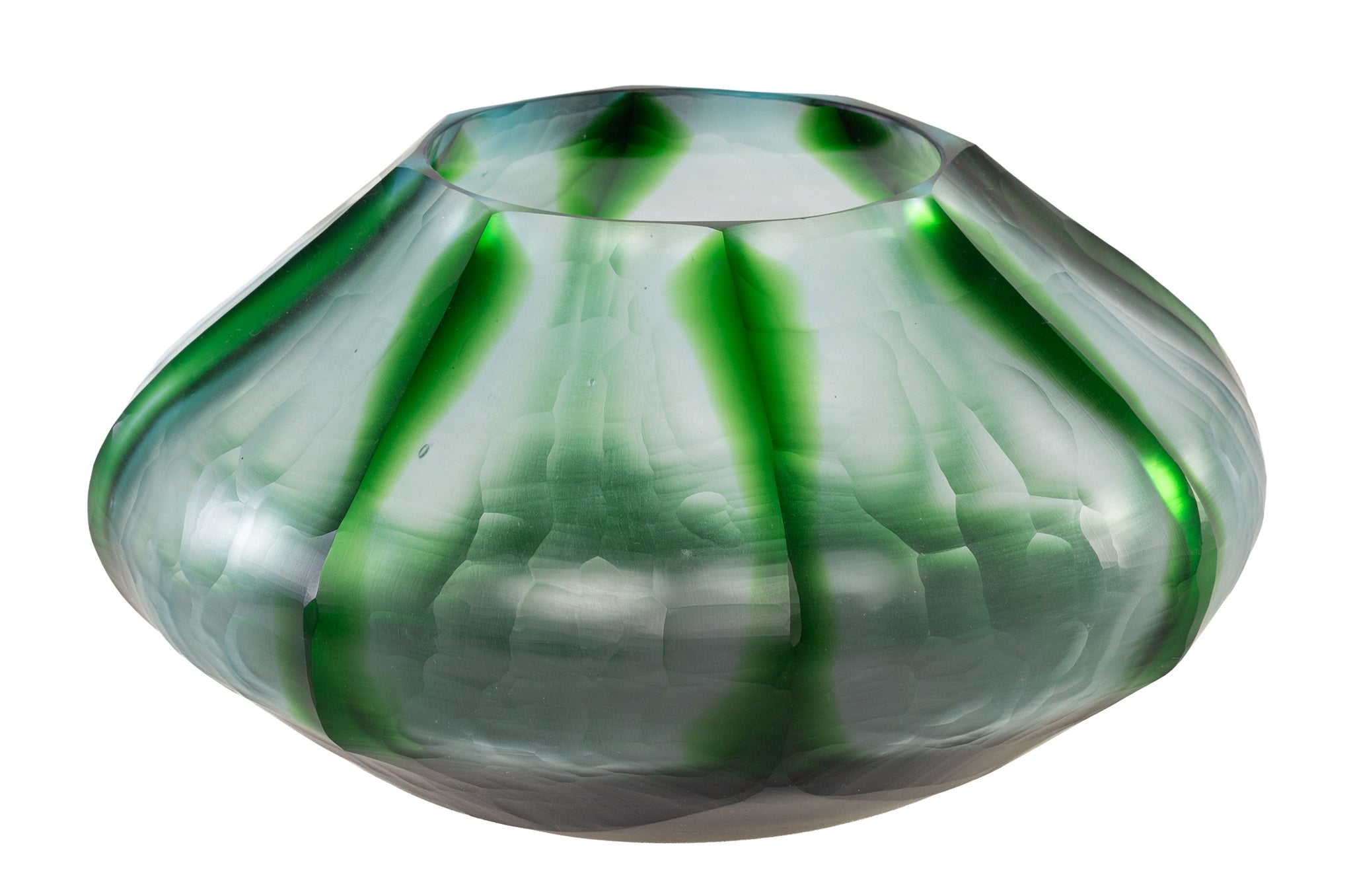 Mondgeblazen groene glazen vaas met organische vorm en transparante accenten, handgemaakt en uniek in afwerking.
