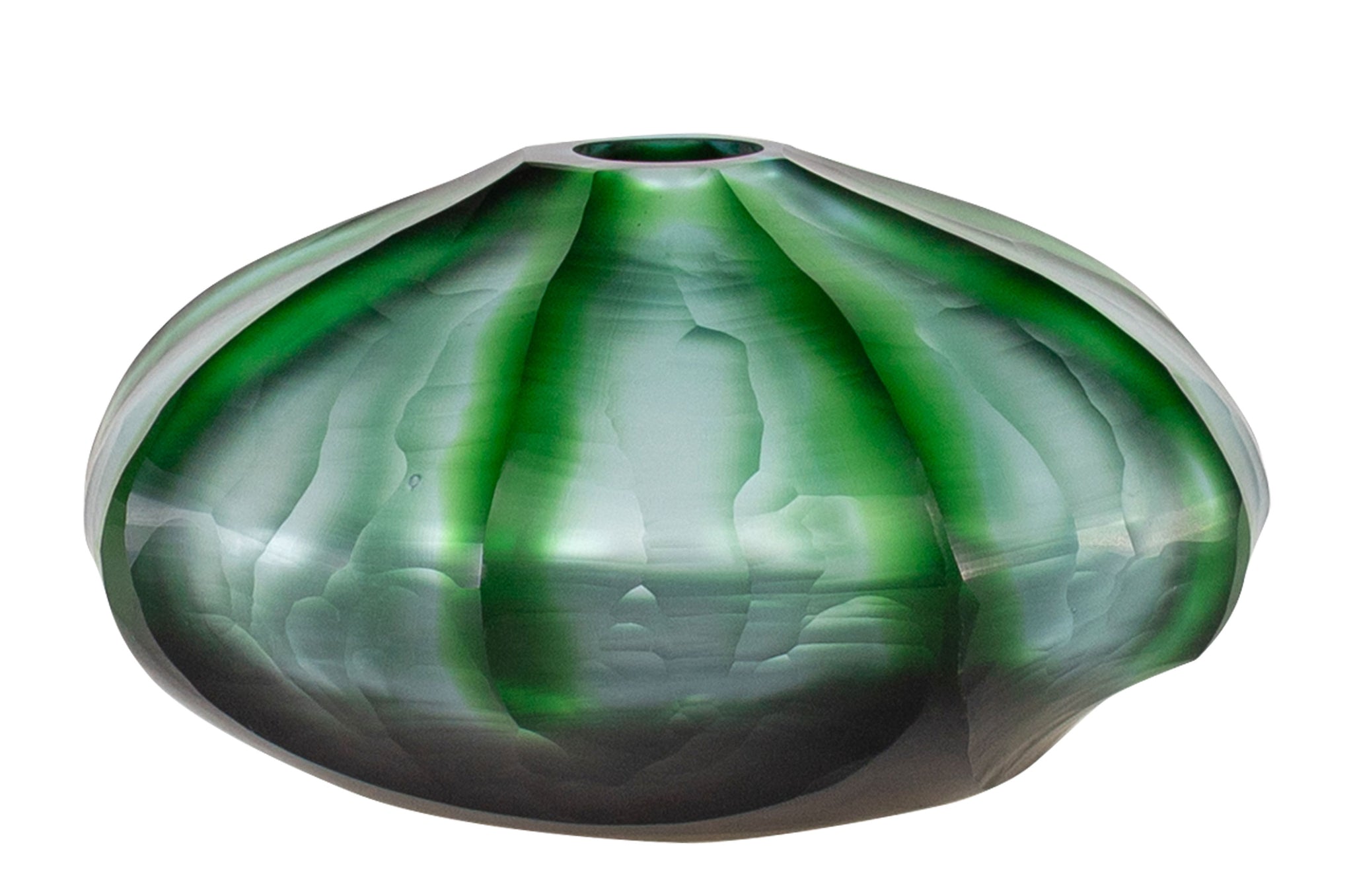 Mondgeblazen groene glazen vaas met organische vorm en transparante accenten, handgemaakt en uniek in afwerking.