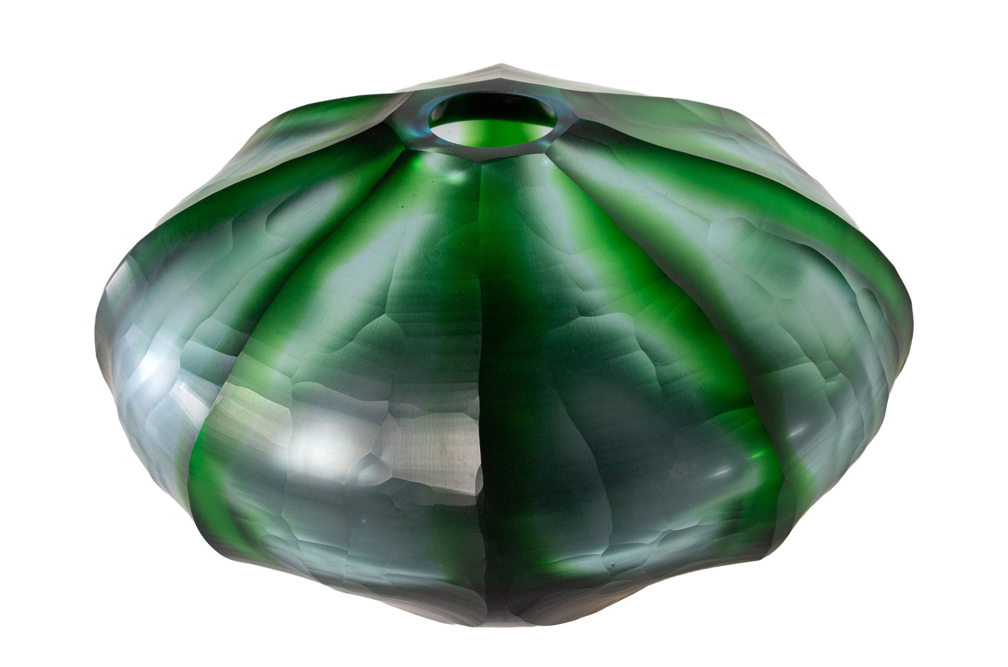 Decoratieve vaas van massief gekleurd glas in groene en heldere tinten, met handgeslepen details.