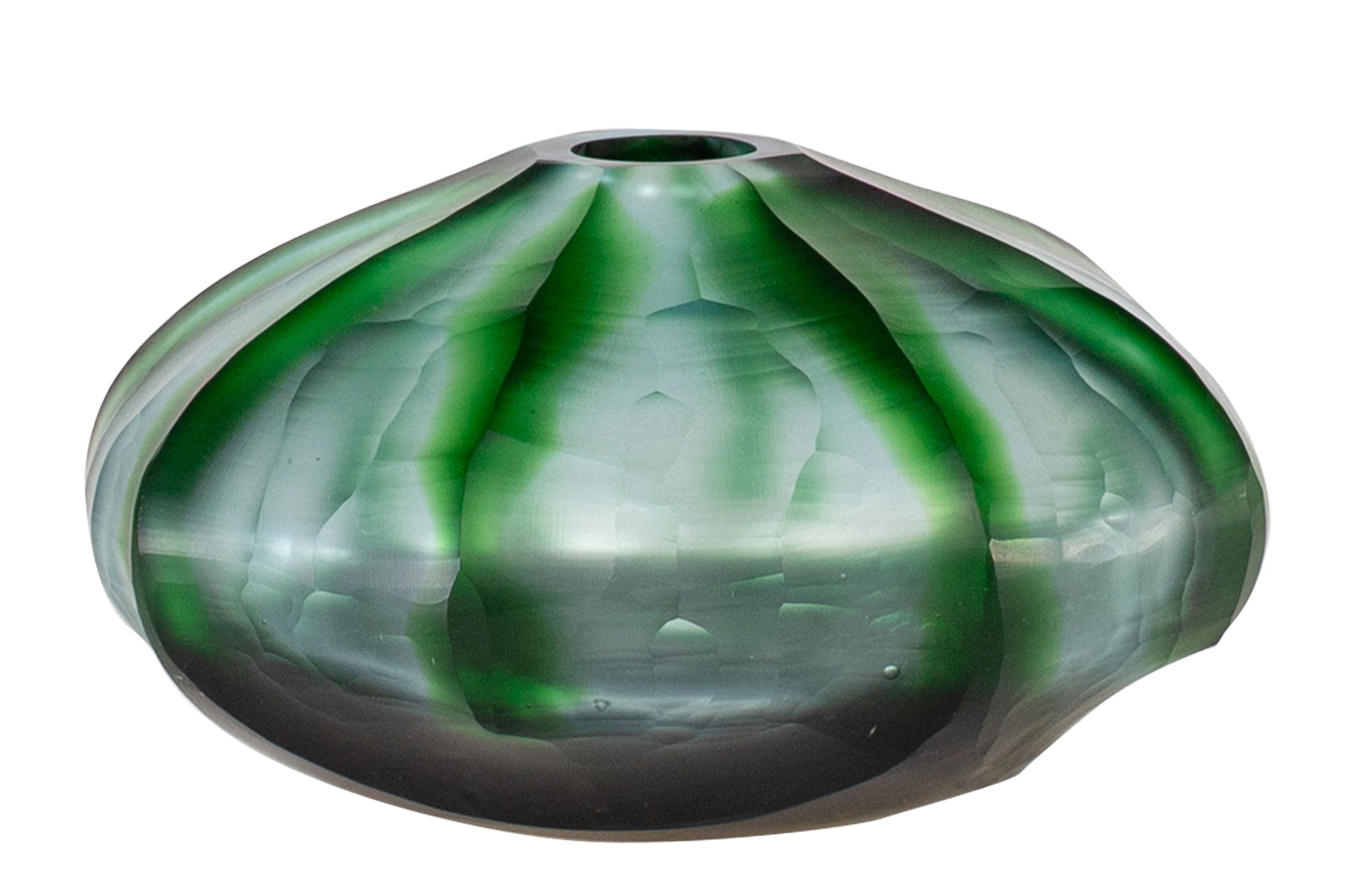 Sculpturale groene glasvaas met zachte kleurverlopen en ambachtelijke mondgeblazen structuur.