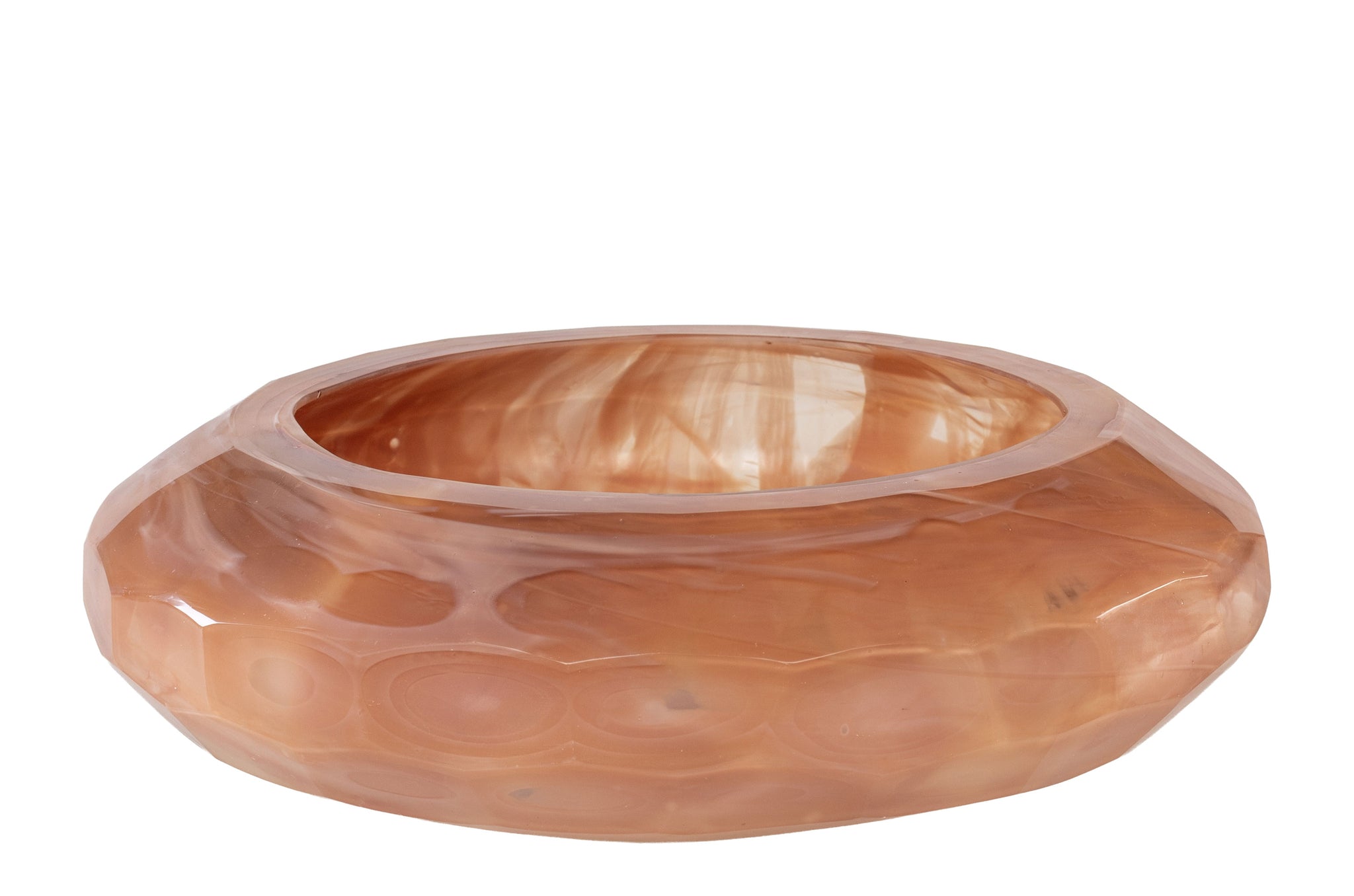 Amberkleurige mondgeblazen glazen schaal met zachte marmerpatronen en handgeslepen details.