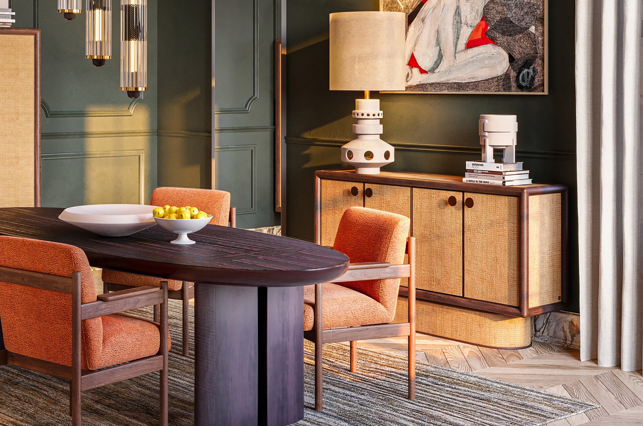 Stijlvolle eethoek met houten tafel, rotan dressoir en zachte stoffering in warme aardetinten.