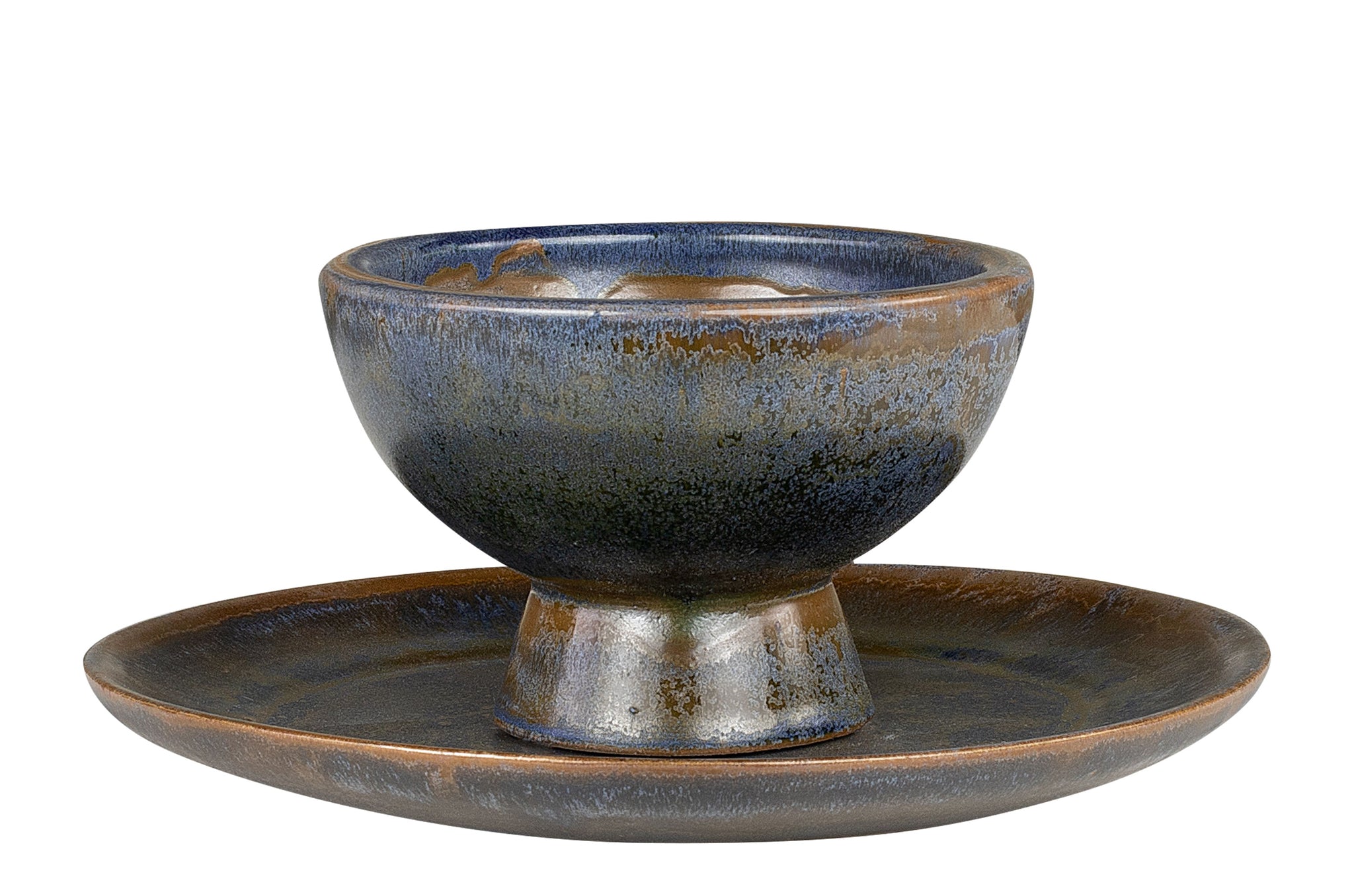 Bronzen schaal en bord van earthenware met handgemaakte afwerking