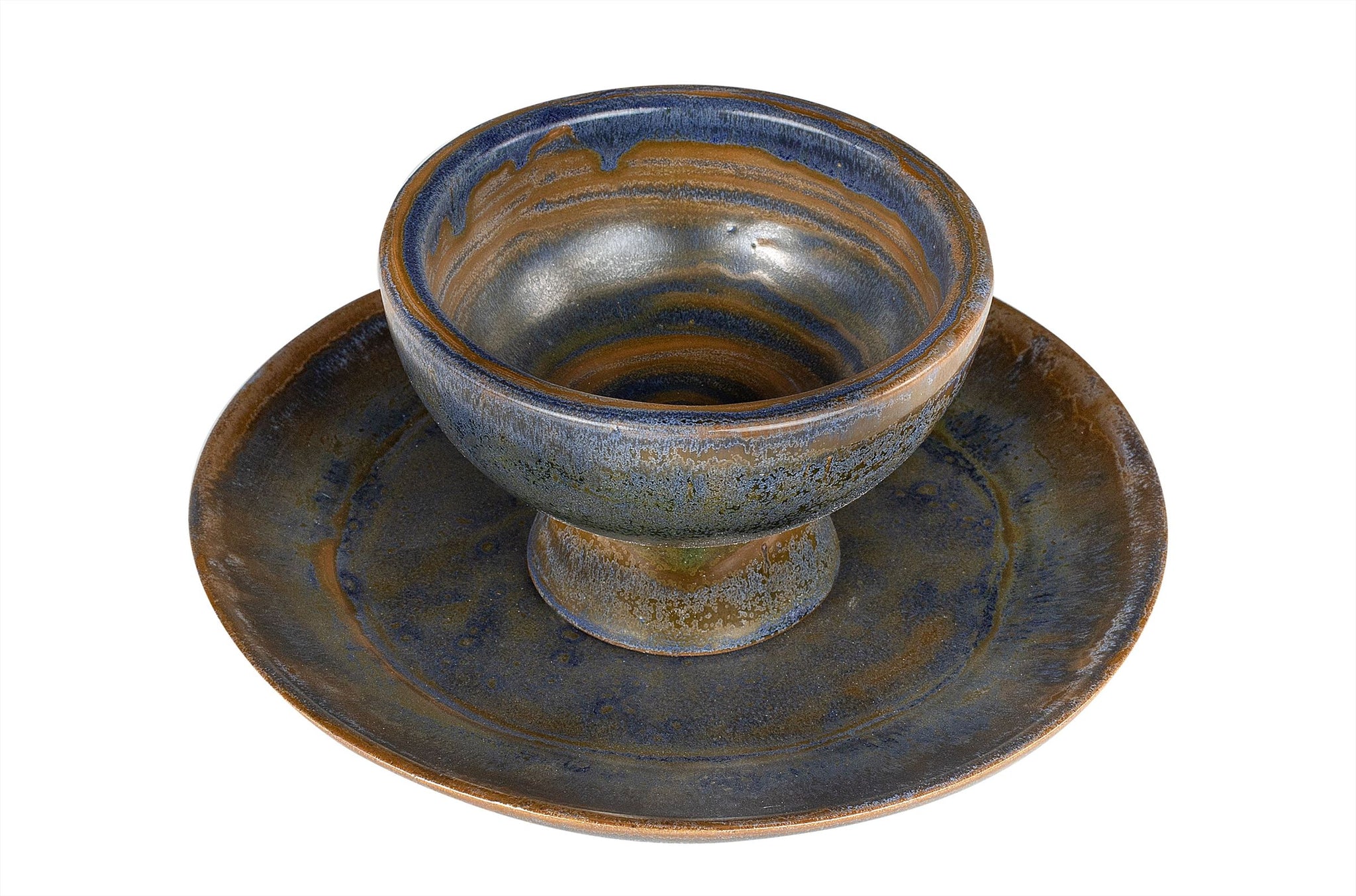 Schaal en bord in bronzen tint met subtiele variaties in textuur