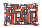 Rechthoekig kussen met Art Deco-patroon in oranje en grijs, inclusief donsvulling.
