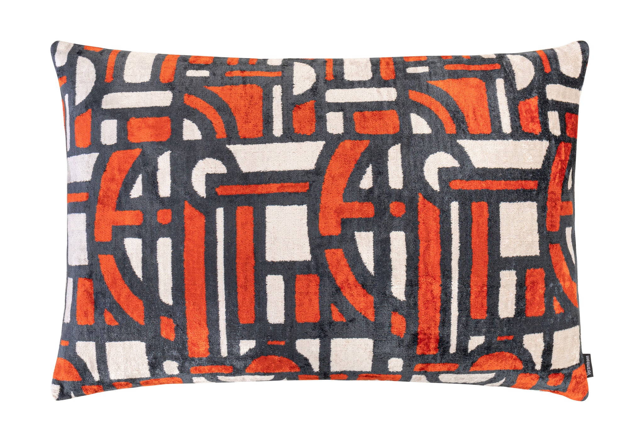 Rechthoekig kussen met Art Deco-patroon in oranje en grijs, inclusief donsvulling.