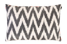 Decoratief kussen met tweezijdig ontwerp: Art Deco en zwart-wit zigzag.