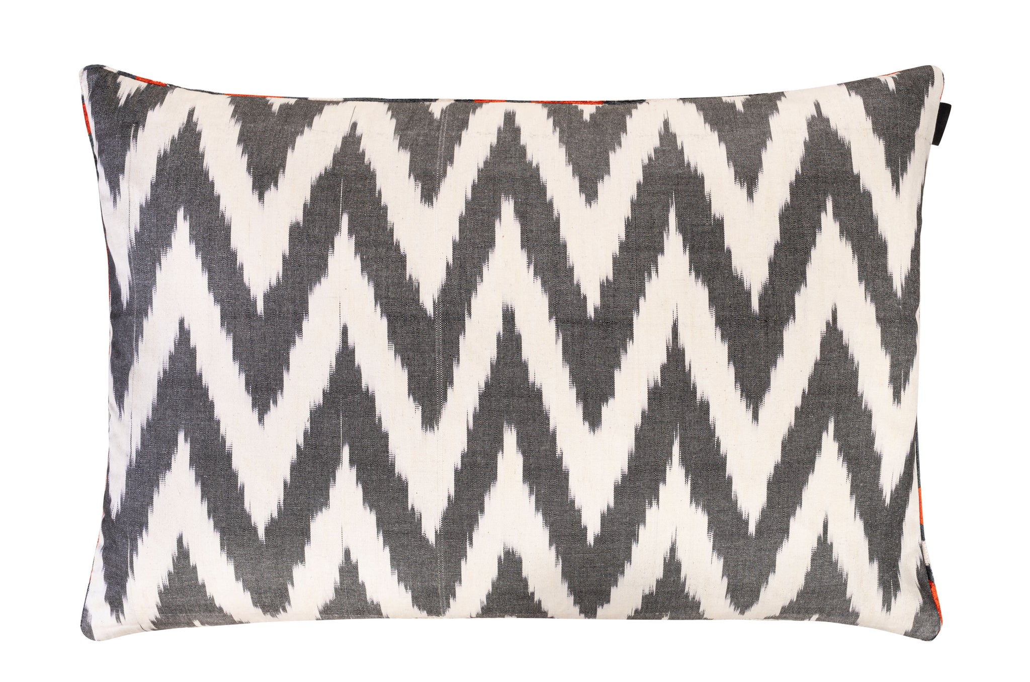 Decoratief kussen met tweezijdig ontwerp: Art Deco en zwart-wit zigzag.