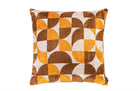Vierkant kussen met grafisch patroon in honing- en bruintinten, inclusief donsvulling.