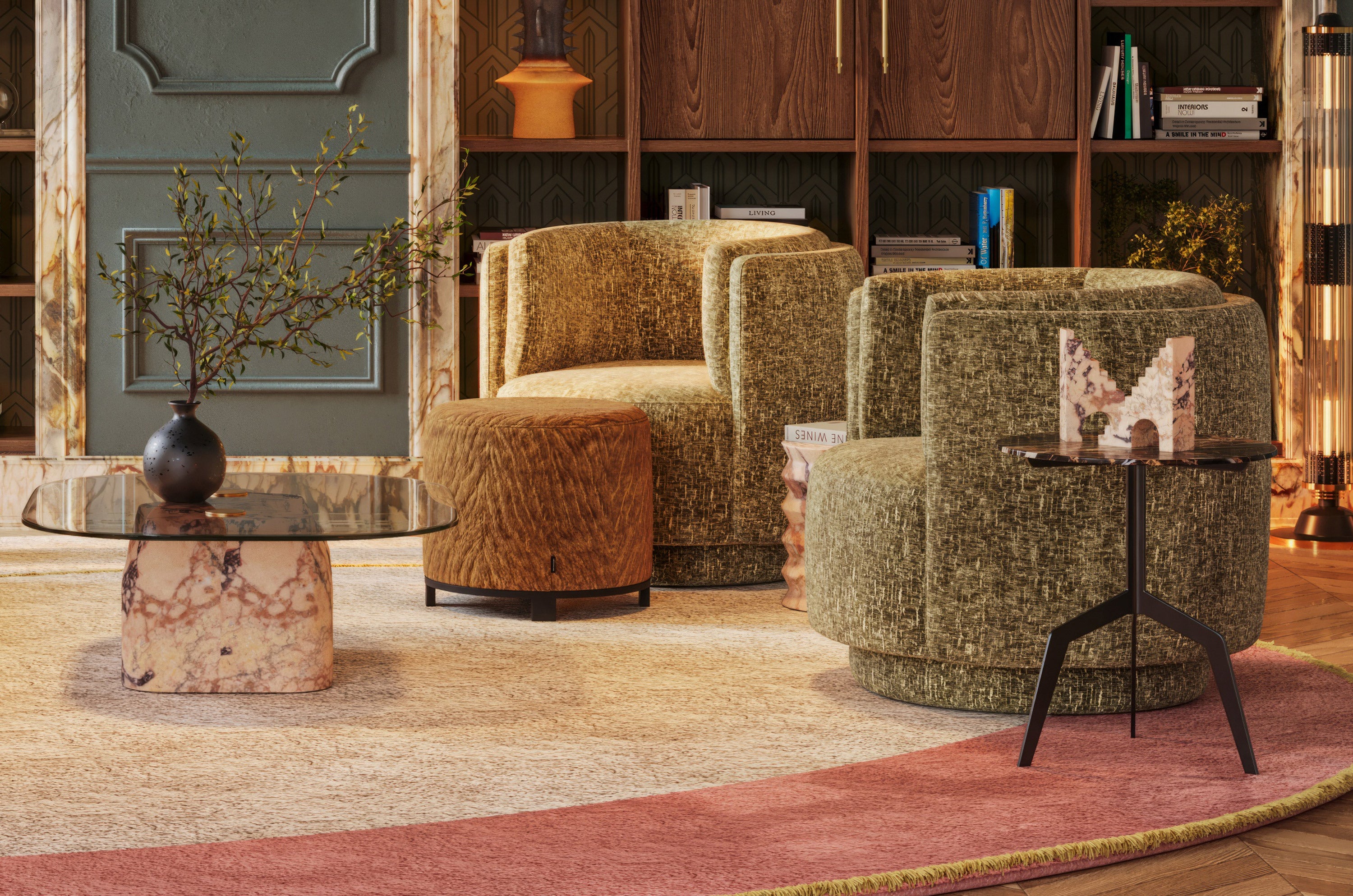 Sfeervolle zithoek met groene stoffen fauteuils, marmeren salontafel en bijzettafel met sculpturaal object