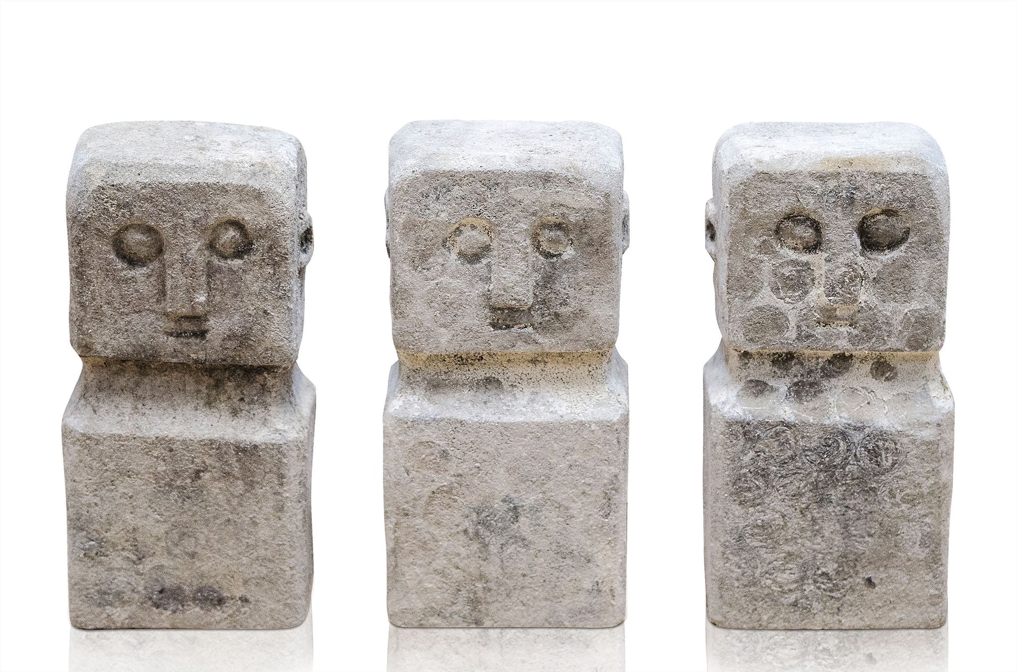 Kleine primitieve stenen sculptuur met gestileerd gezicht.