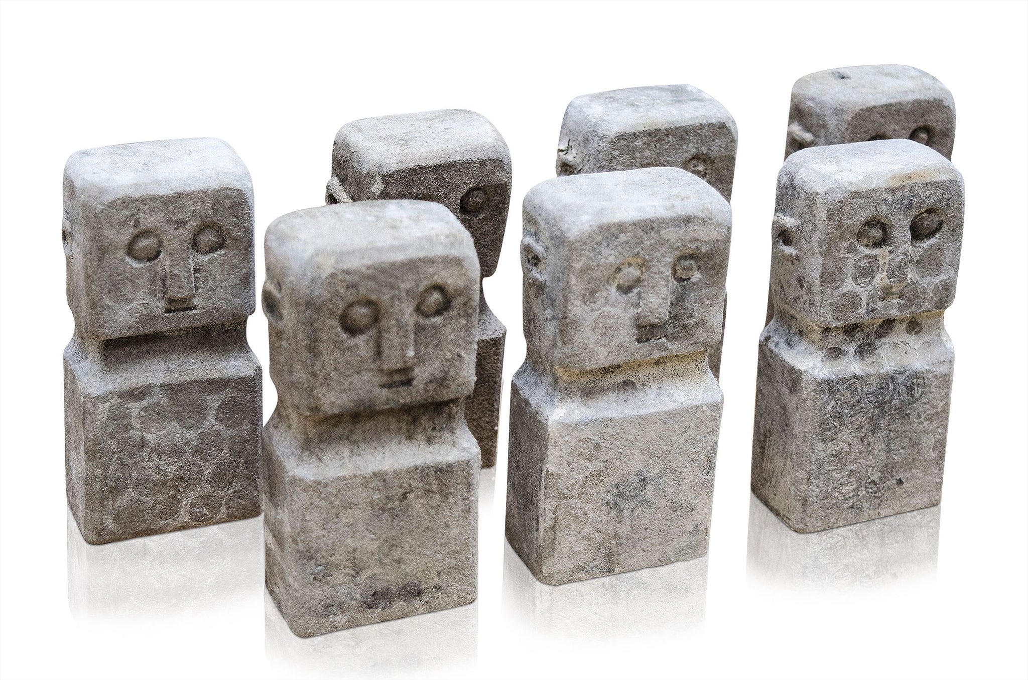 Handzaam stenen beeldje met ruwe textuur en rustige uitstraling.