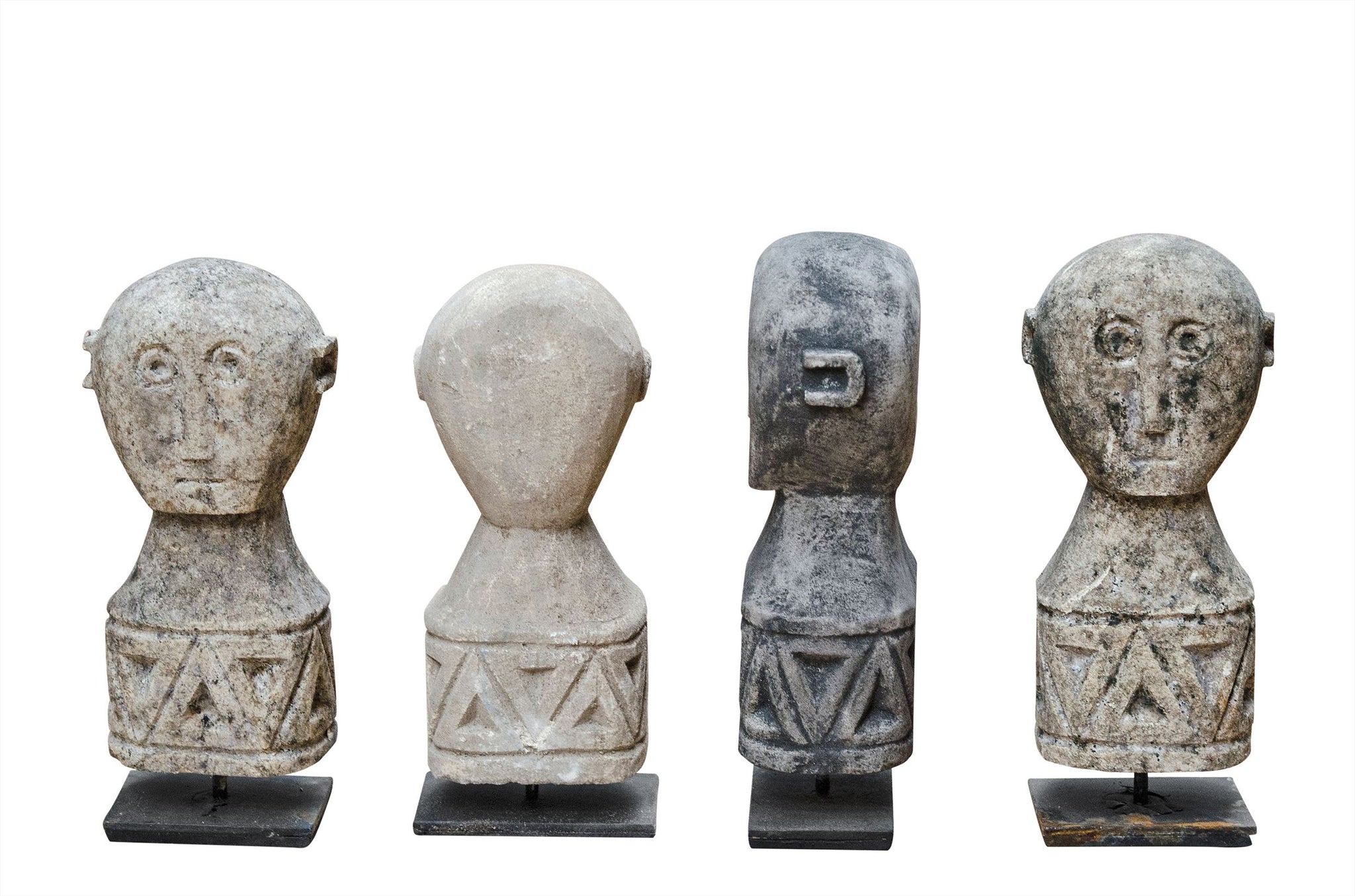 Stenen beeld met grafische patronen en rustieke uitstraling.