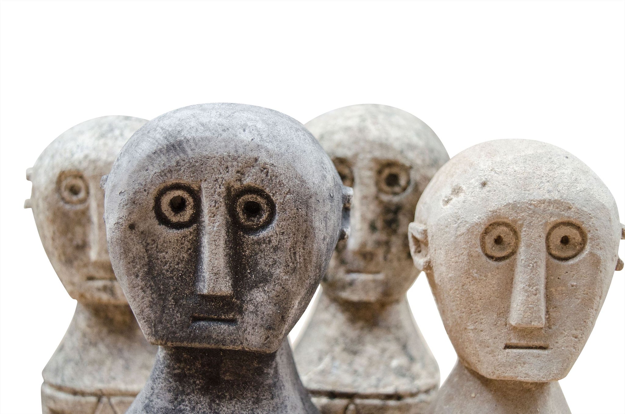 Decoratieve stenen sculptuur op voet in aardse tinten.