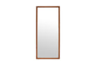 Hoge rechthoekige spiegel met amberkleurige gevouwen houten lijst.