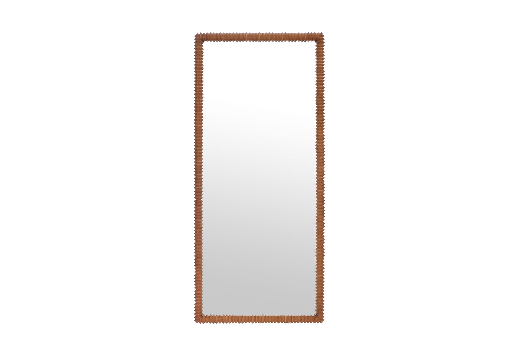 Hoge rechthoekige spiegel met amberkleurige gevouwen houten lijst.