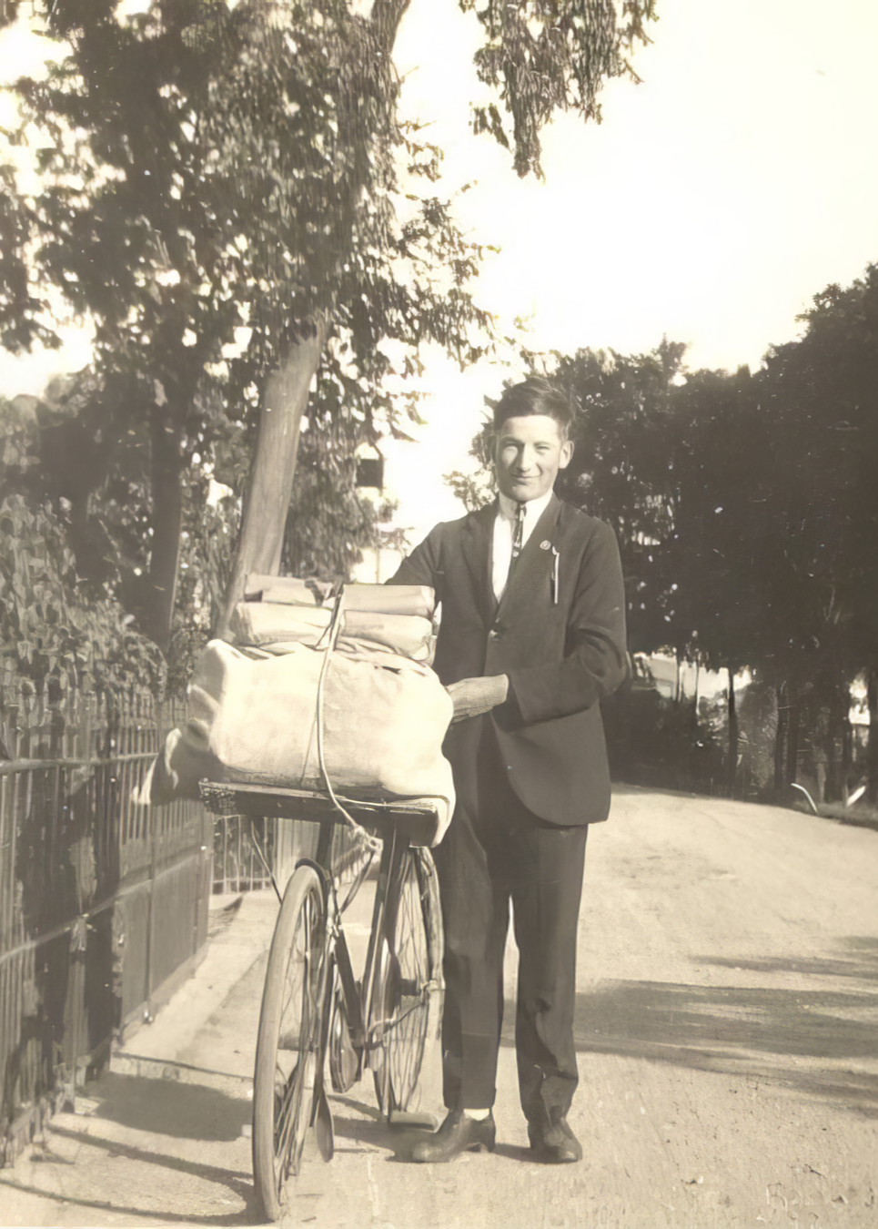 Een fiets bepakt met grote koffers vol unieke spullen