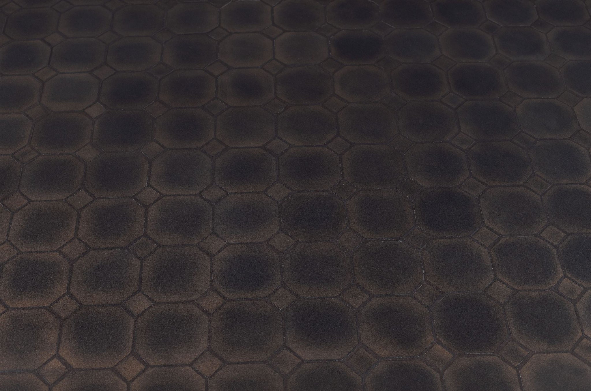 Octo bijzettafel met betonnen voet en rond keramiek blad