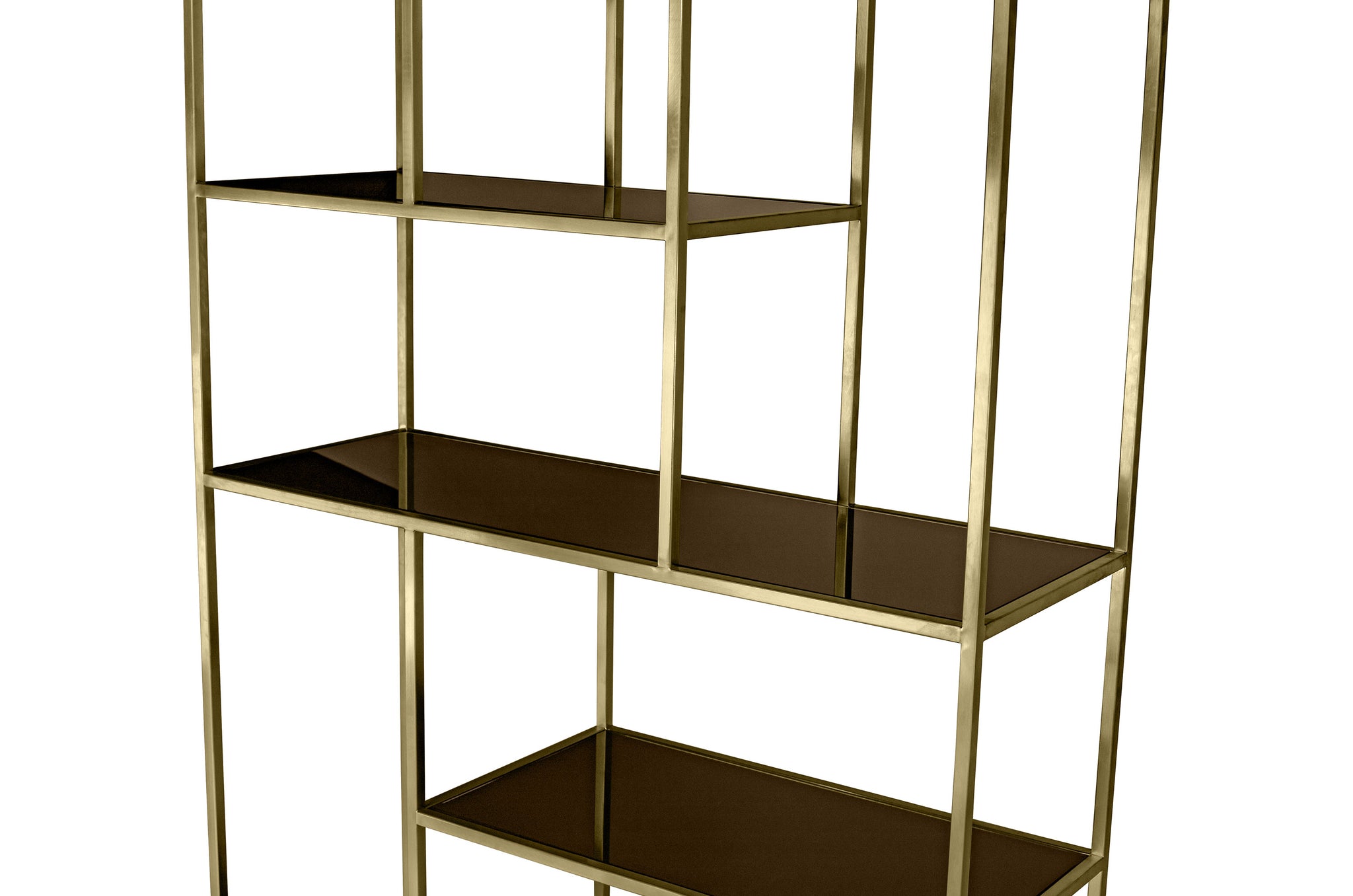 Design wandrek Lloyd in brushed gold, stalen frame met glazen legplanken – stijlvol meubel voor moderne interieurs.