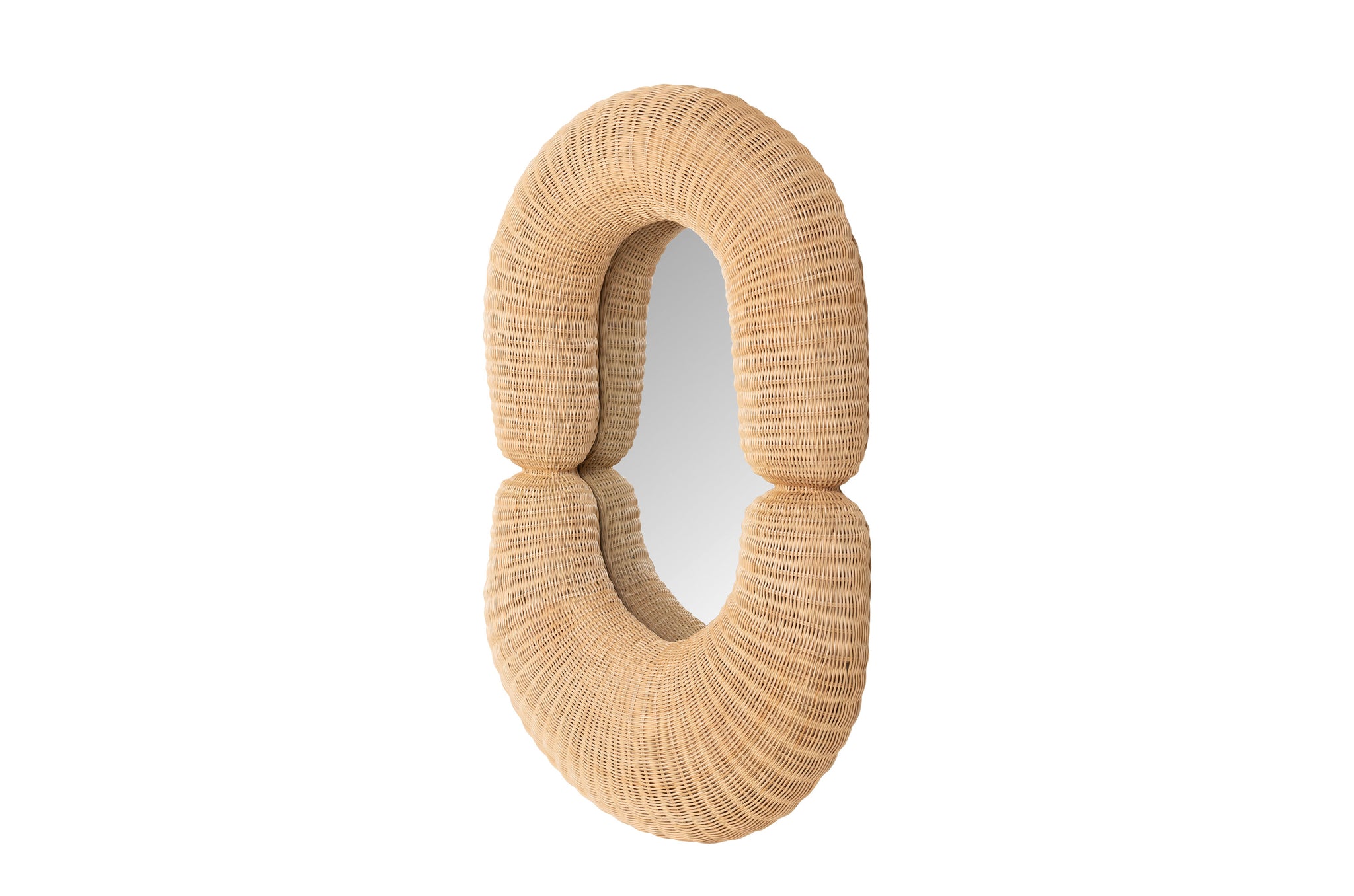 Spiegel Loop van rotan en hout met zachte, natuurlijke vorm.