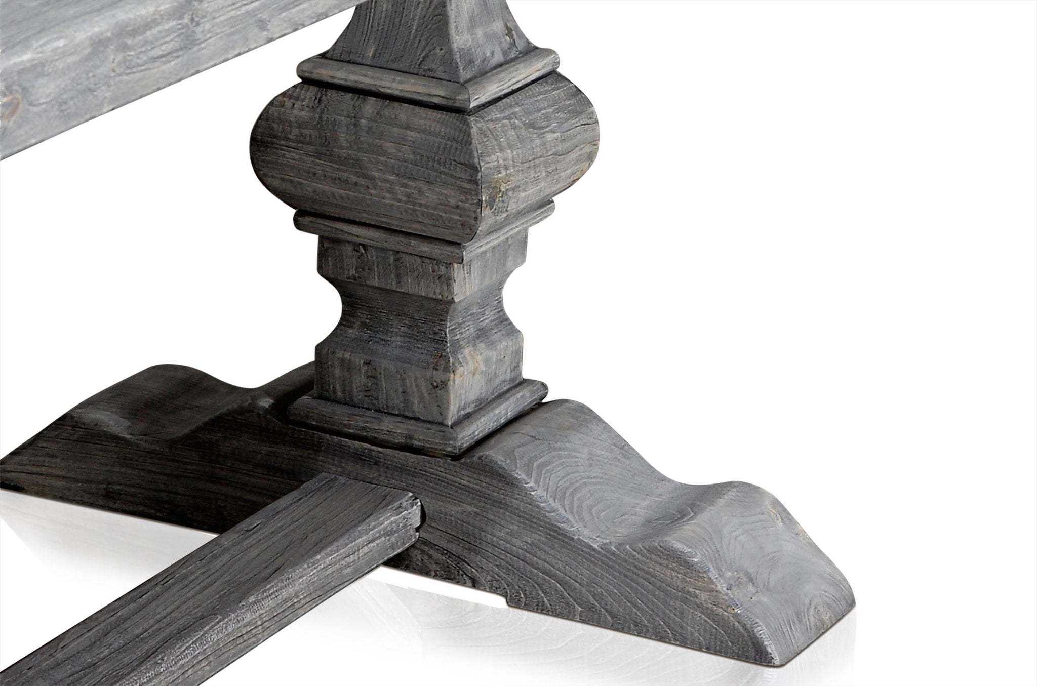 Robuuste eettafel van oud hout met Franse uitstraling