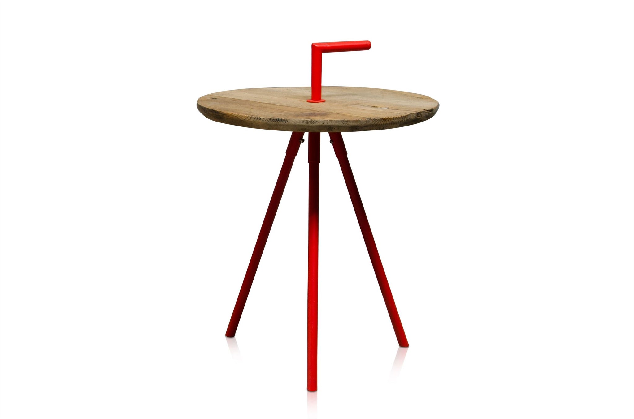 Bijzettafel Mummy met rond houten blad en rood stalen onderstel, design bijzettafel van reclaimed pine wood en gepoedercoat ijzer.