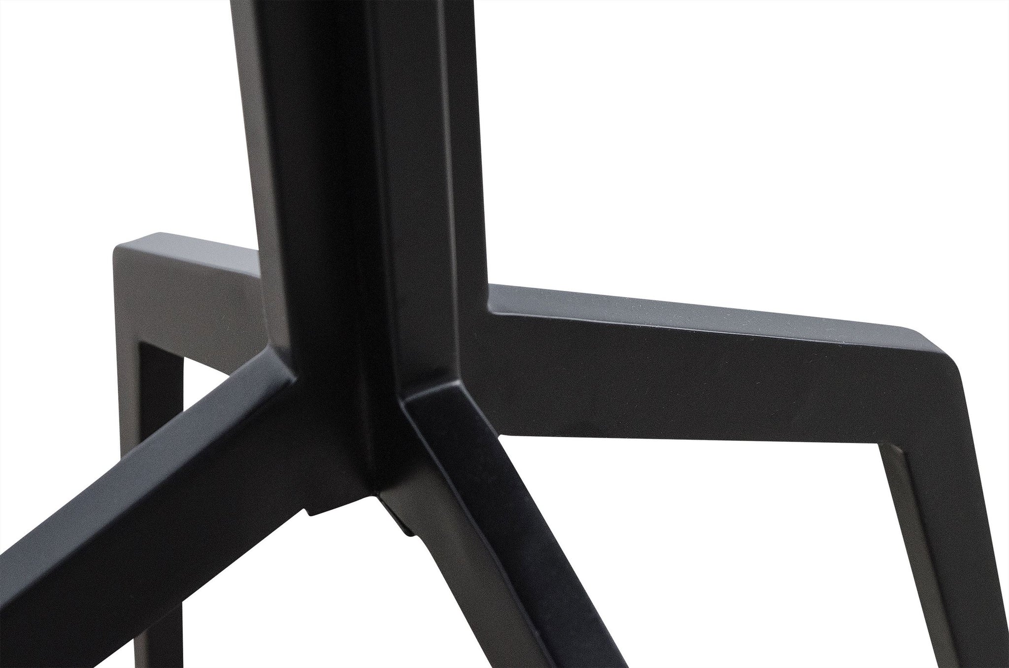 Ronde eettafel van Versmissen met marmeren blad in warme tinten en slank metalen frame