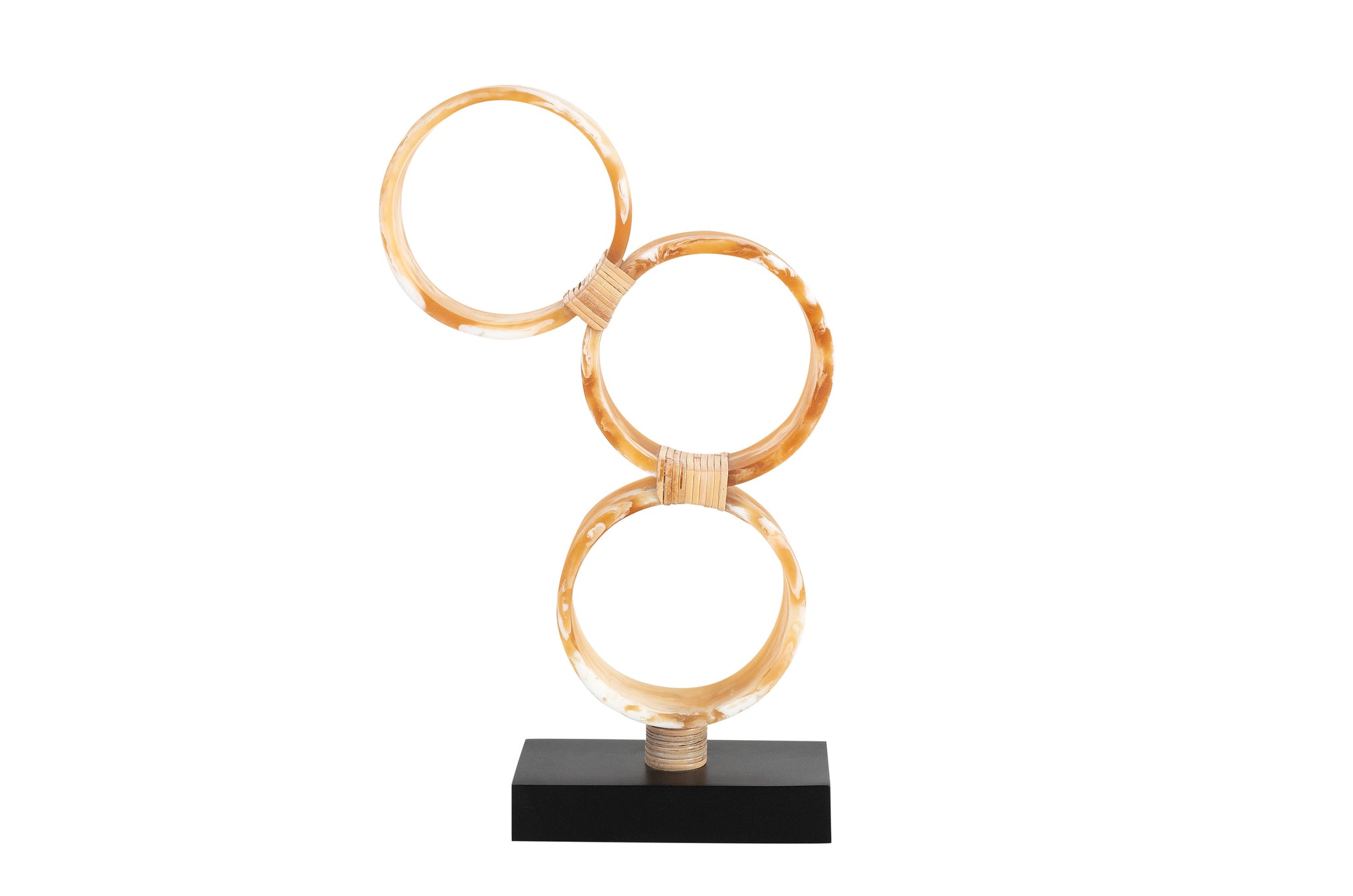Resin sculptuur met drie verbonden ringen op zwarte voet.