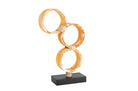 Decoratief object met licht getinte resin ringen in verticale compositie.