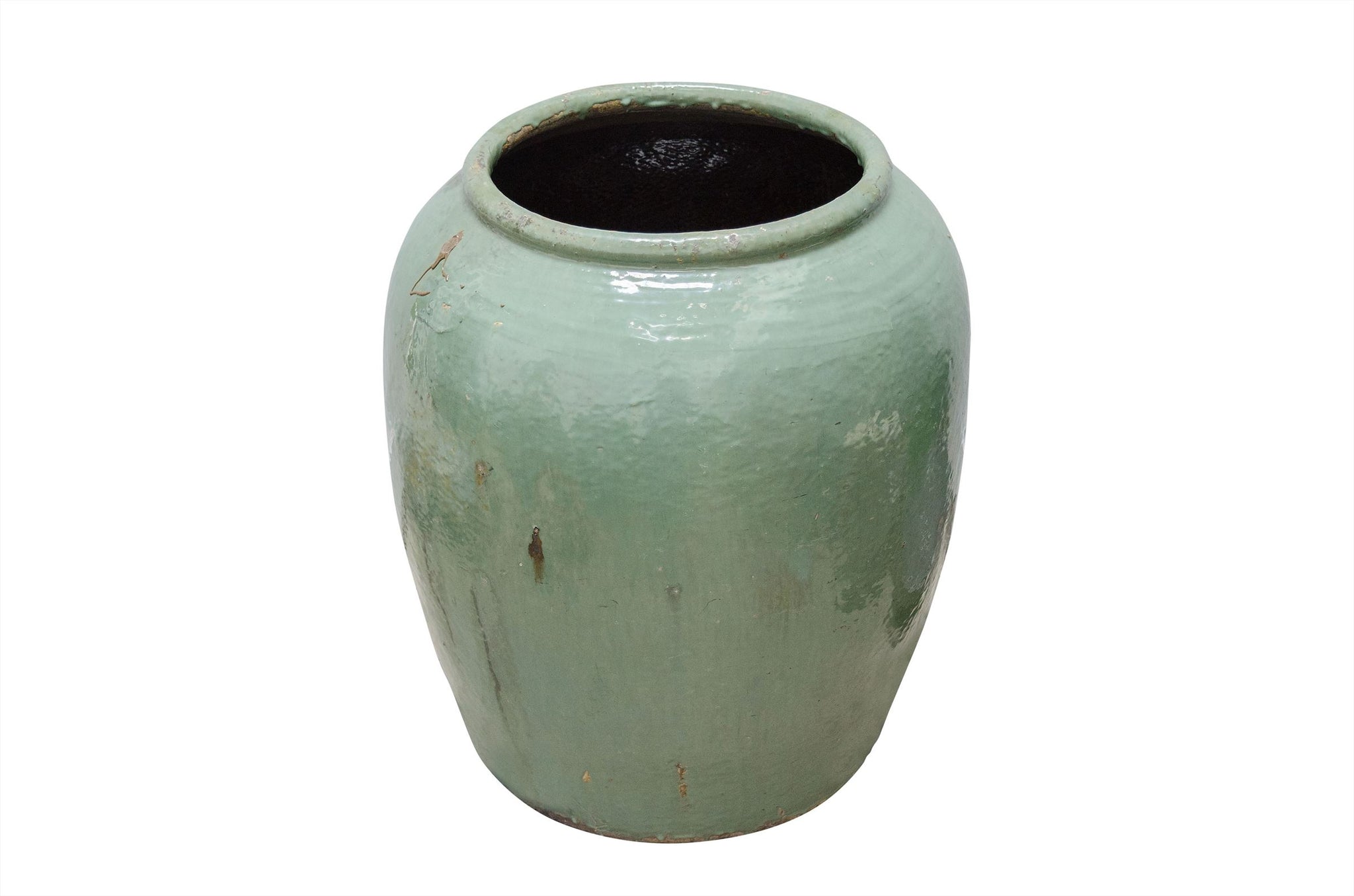 Originele aardewerken plantenpot in groene tint met natuurlijke verkleuring