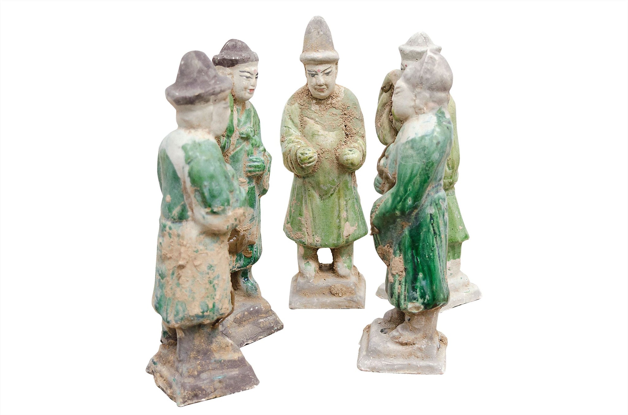 Verweerd terracotta beeld met traditionele uitstraling.