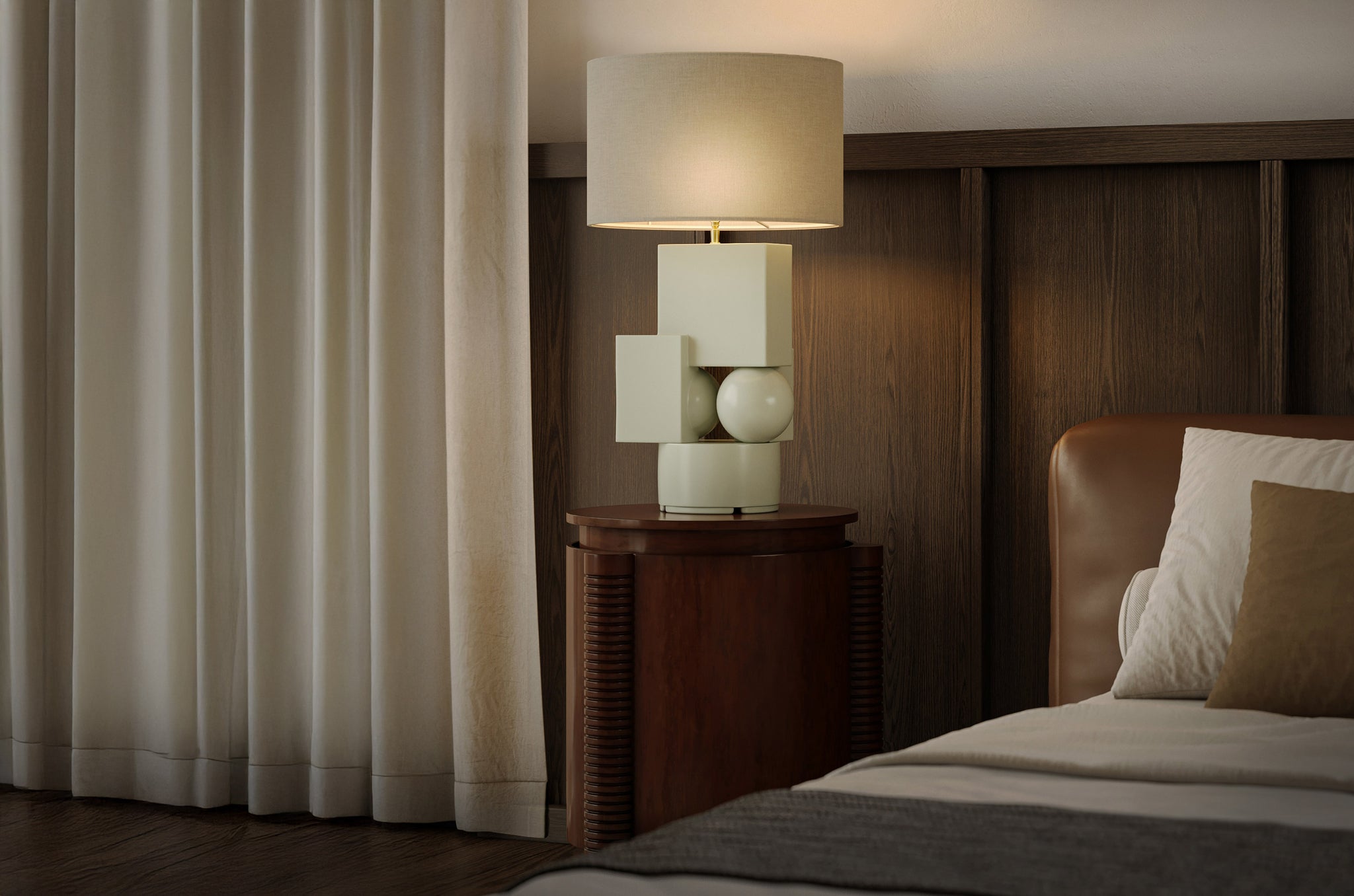 Sfeervolle slaapkamer met de Nachtkast Mezze van Versmissen in Roasted Coffee afwerking, gecombineerd met een design tafellamp en warme houten wandbekleding.