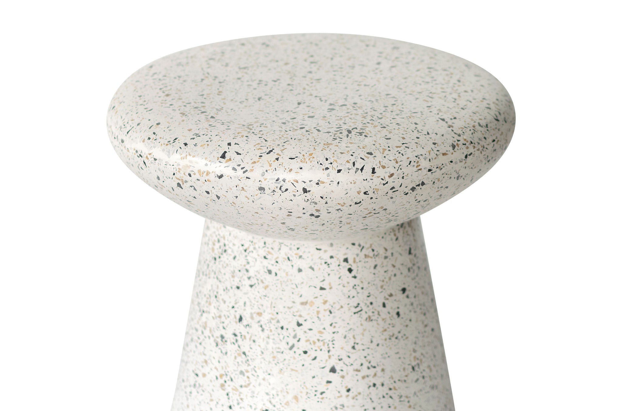 Mush tafel of kruk in witte terrazzo afwerking – sculpturaal designobject.