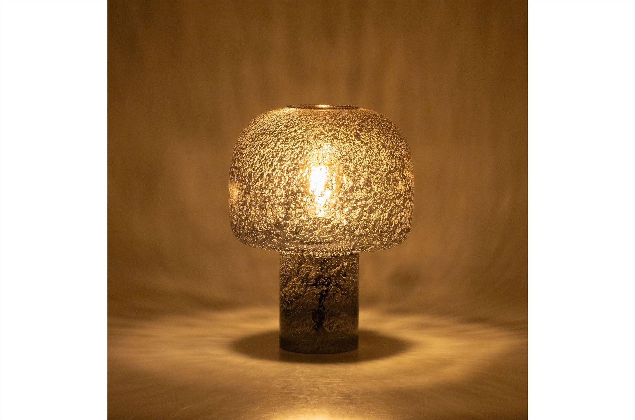 Glazen tafellamp Mushroom met compacte vorm en smoked grey afwerking