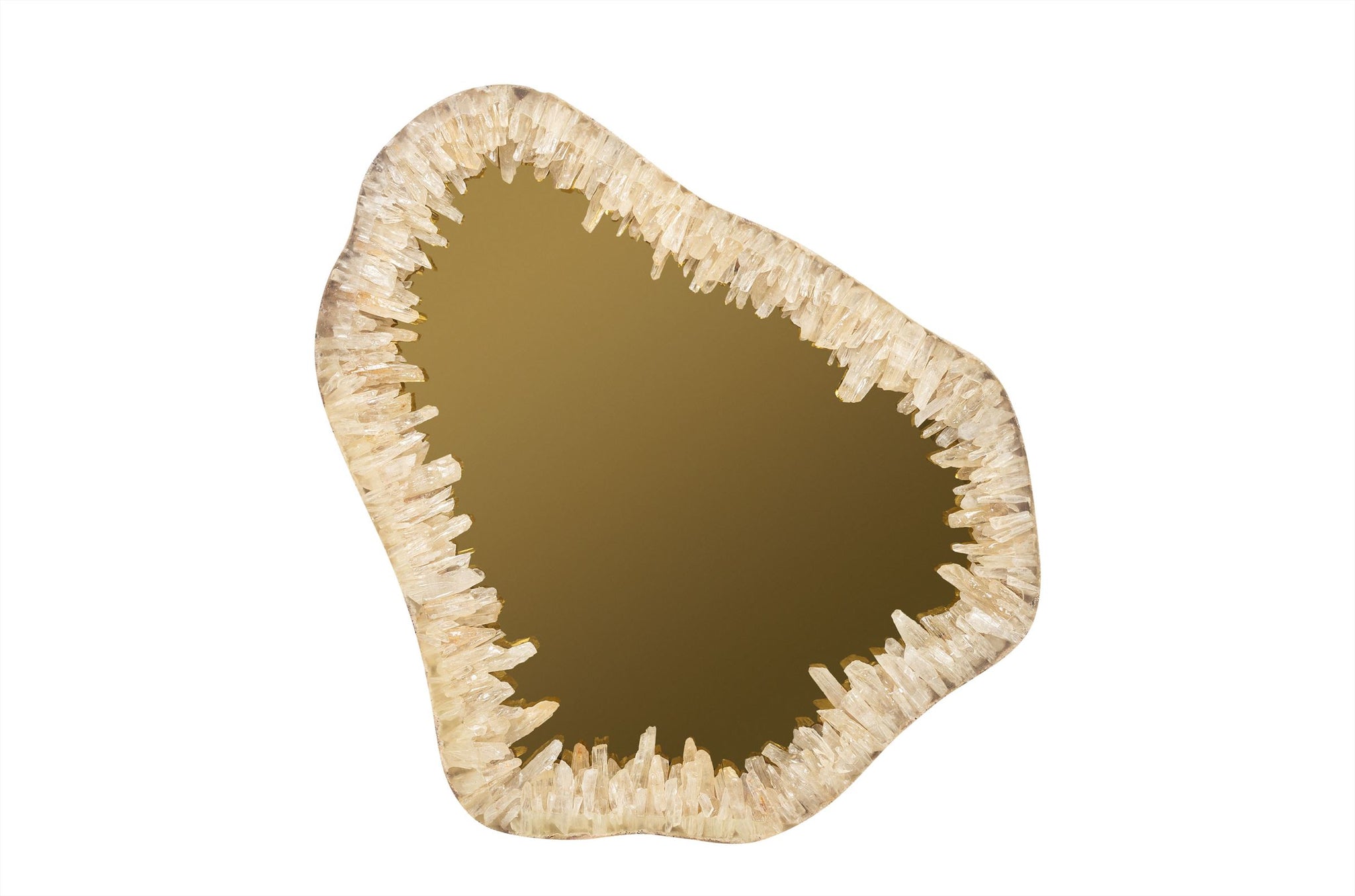 Grote wandspiegel met natuurlijke kwartskristallen en goudkleurig spiegelglas.