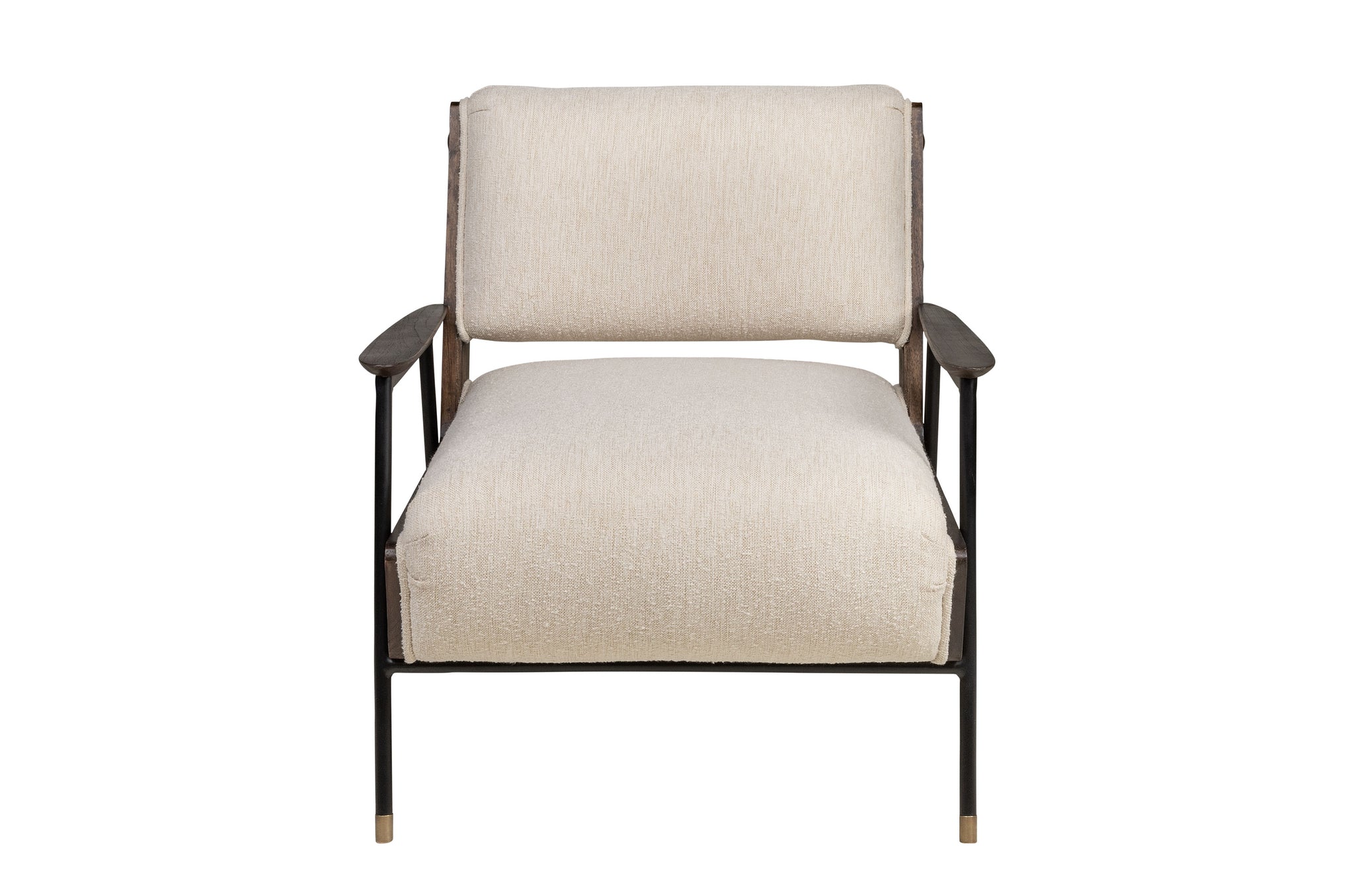 Licht gestoffeerde designstoel met donkere houten armleuningen en messing details