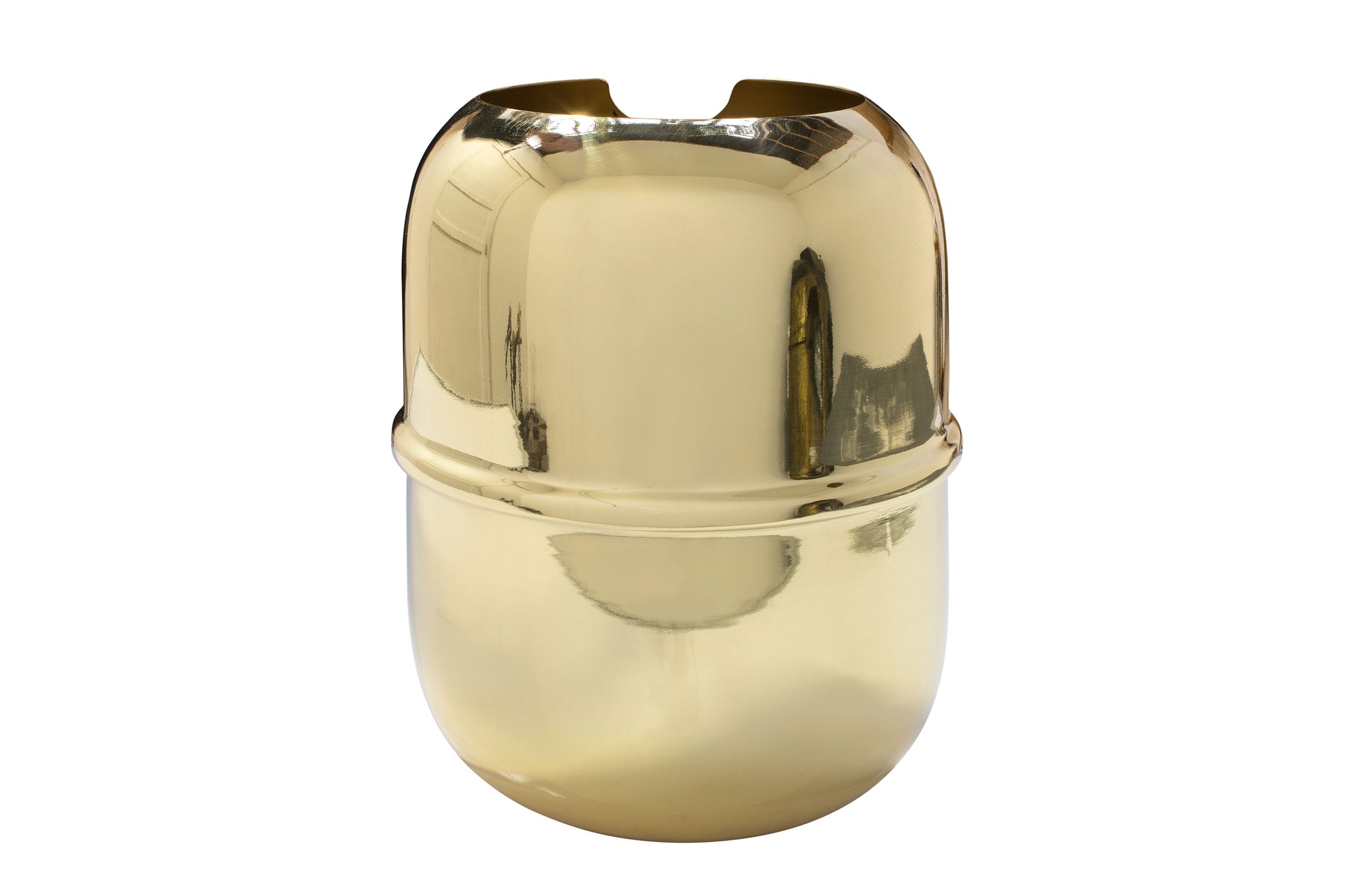 Gepolijste messing wijnkoeler met afgeronde vorm en zwarte onderzijde.