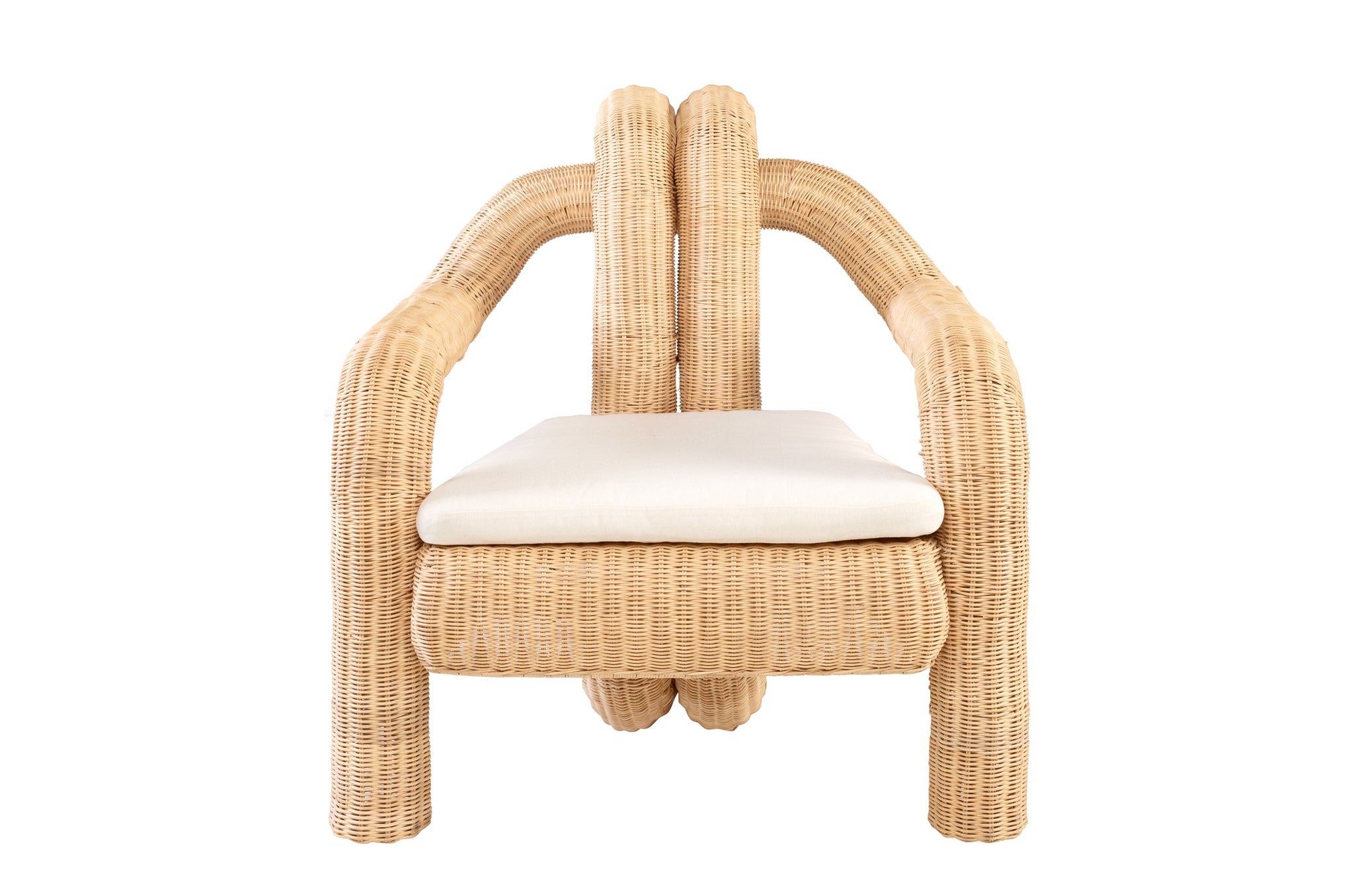 Sculpturale rotan fauteuil met organische lijnen en neutraal zitkussen