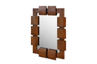 Spiegel met sculpturaal mahoniehouten frame in warme Light Roasted Coffee tint.