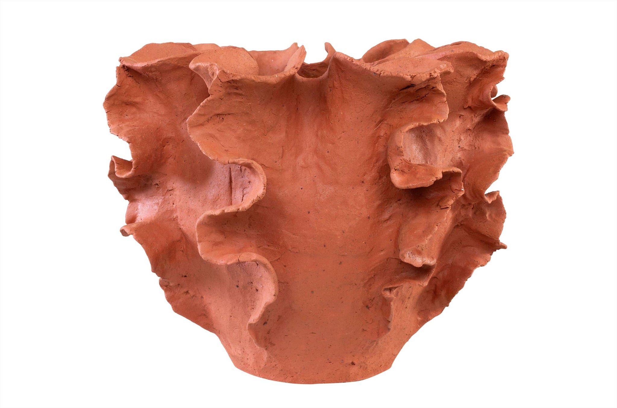 Natuurlijke terracotta decoratieschaal met expressieve randen.